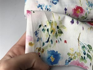 Poplin - vandfarve blomster på offwhite bund